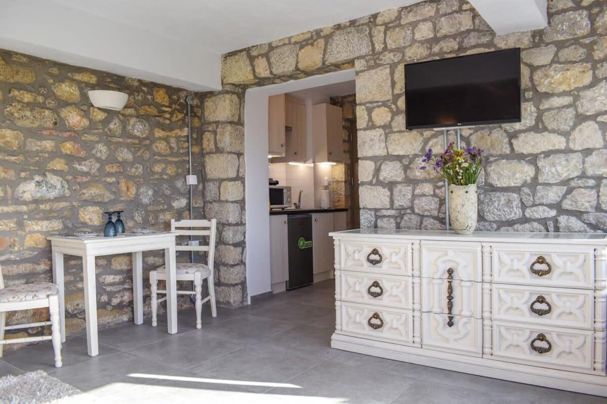 Villa Coastal Stone Hideaway With Stunning Scenery Kitriaí Exterior foto